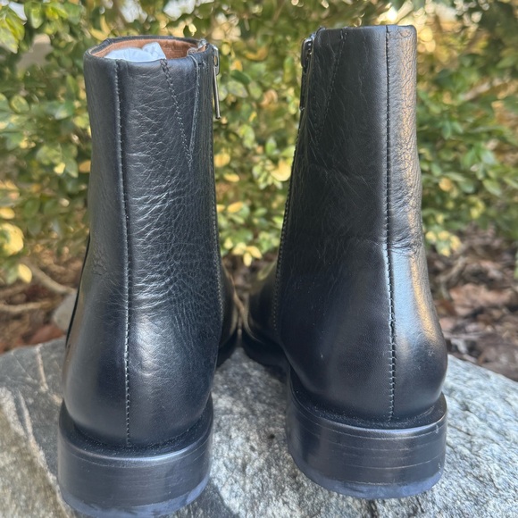 Frye Black Leather zip up  Ankle Boots nwot 7.5 - Picture 2 of 12
